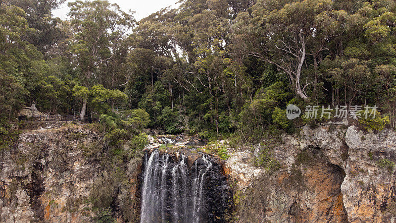 珀林布鲁克瀑布顶部，Springbrook NP靠近黄金海岸，澳大利亚